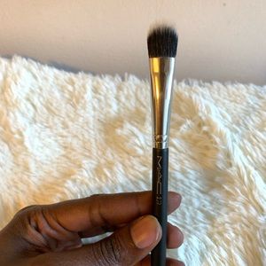 Mac 237 concealer brush💯😊